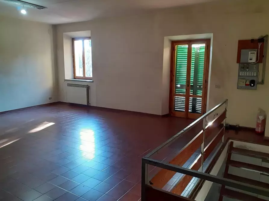 Immagine 4 di Locale commerciale in vendita  a Montalcino