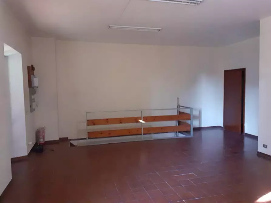 Immagine 5 di Locale commerciale in vendita  a Montalcino