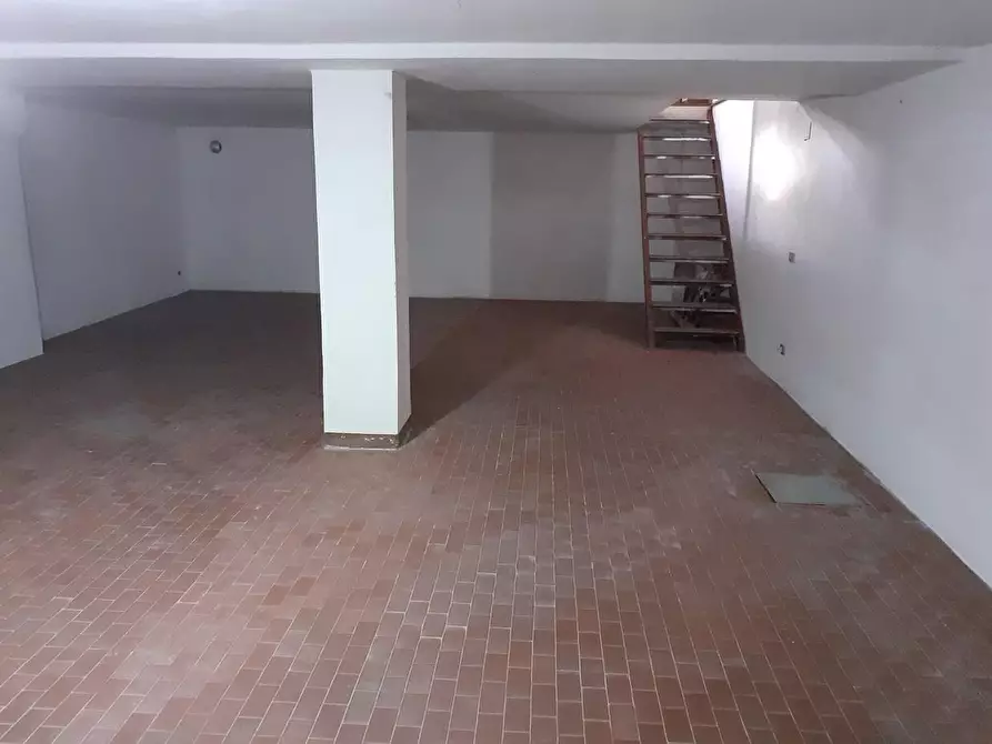 Immagine 7 di Locale commerciale in vendita  a Montalcino