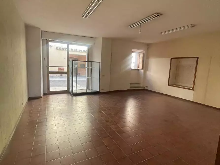 Immagine 1 di Locale commerciale in vendita  a Montalcino