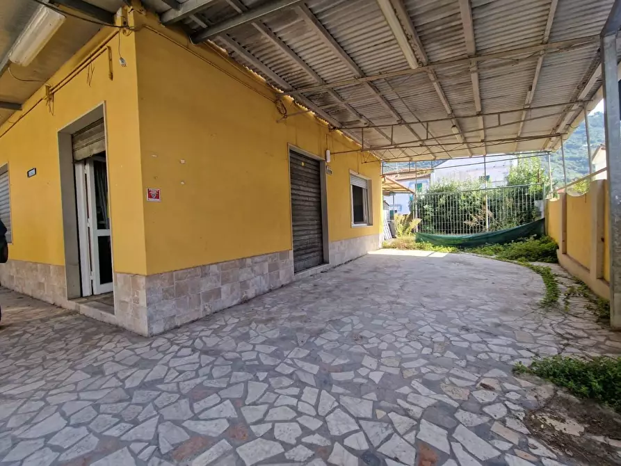 Immagine 1 di Locale commerciale in vendita  a Carrara