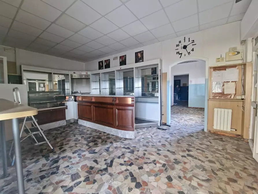 Immagine 9 di Locale commerciale in vendita  a Carrara