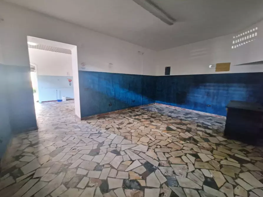 Immagine 7 di Locale commerciale in vendita  a Carrara