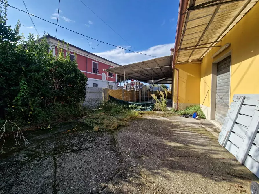 Immagine 10 di Locale commerciale in vendita  a Carrara