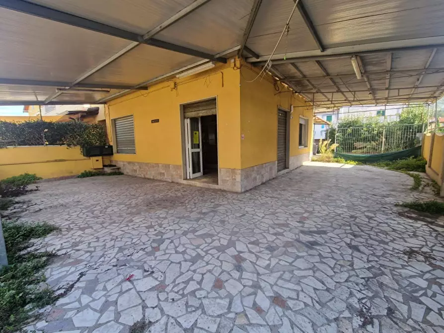 Immagine 3 di Locale commerciale in vendita  a Carrara