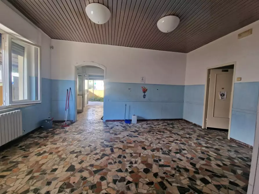 Immagine 8 di Locale commerciale in vendita  a Carrara