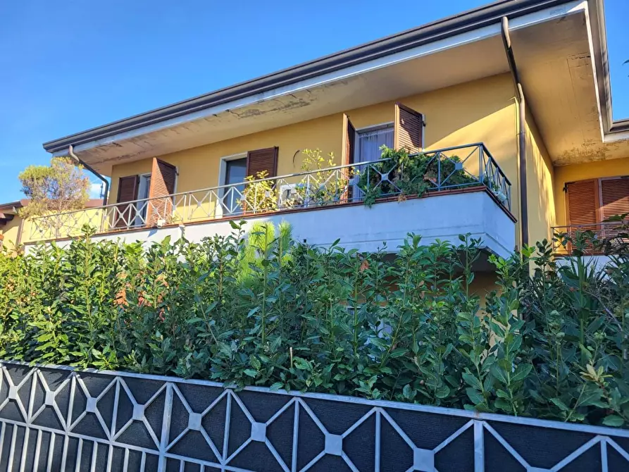 Immagine 1 di Villetta a schiera in vendita  a Massa