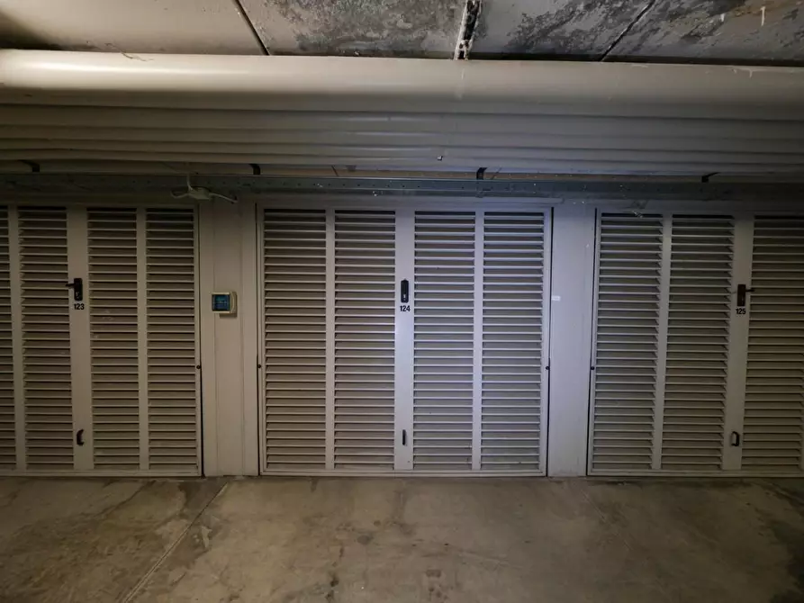 Immagine 2 di Garage in vendita  a Milano