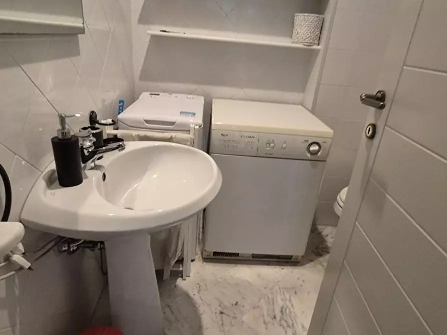 Immagine 6 di Appartamento in vendita  a Viareggio