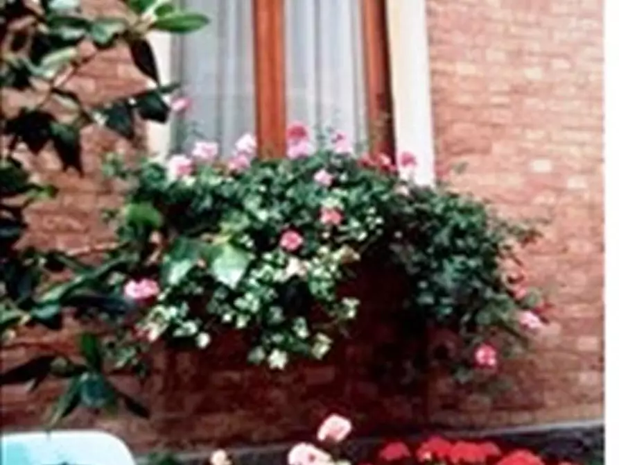 Immagine 2 di Appartamento in vendita  a Siena