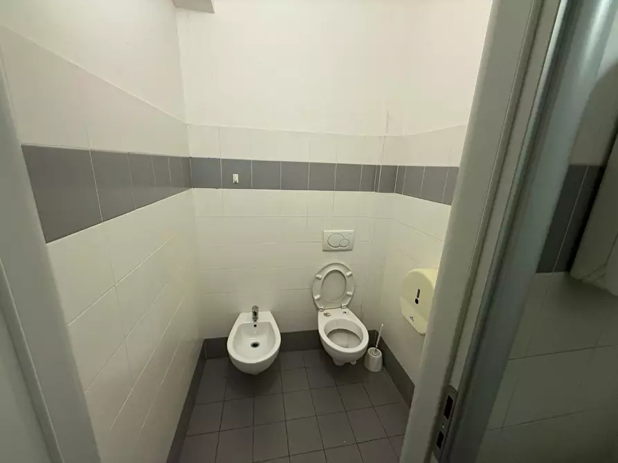 Immagine 13 di Ufficio in affitto  a Pisa