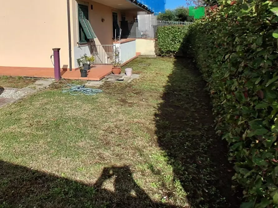 Immagine 1 di Casa bifamiliare in vendita  a Capannori