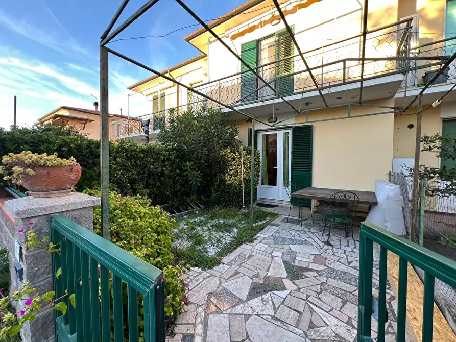 Immagine 2 di Villetta a schiera in vendita  a Cecina