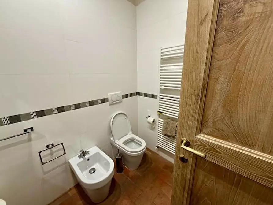 Immagine 21 di Appartamento in vendita  a Siena