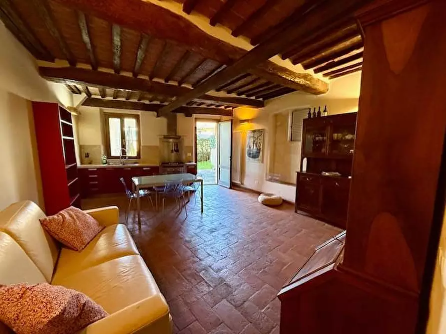 Immagine 2 di Appartamento in vendita  a Siena