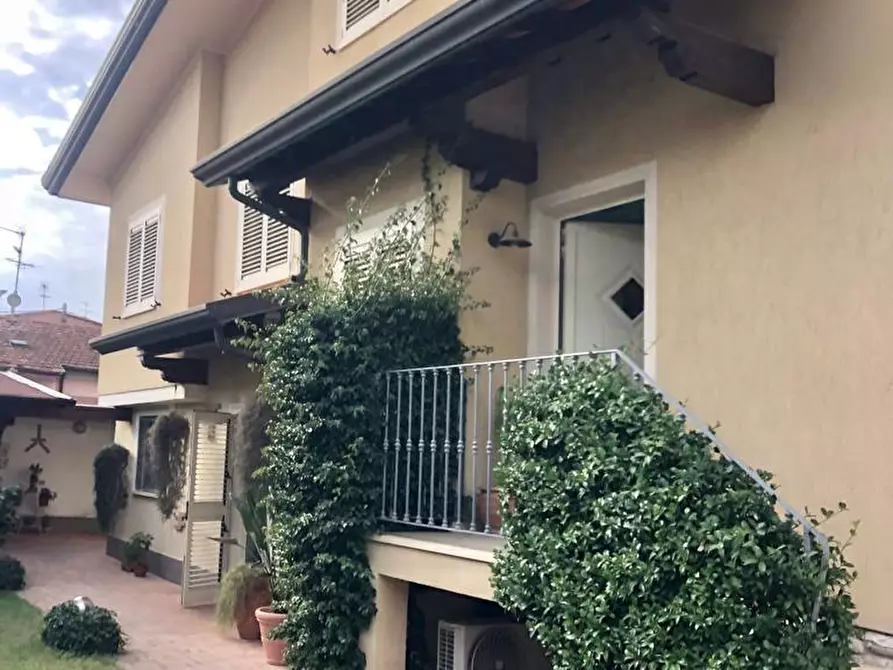 Immagine 1 di Villetta a schiera in vendita  a Camaiore