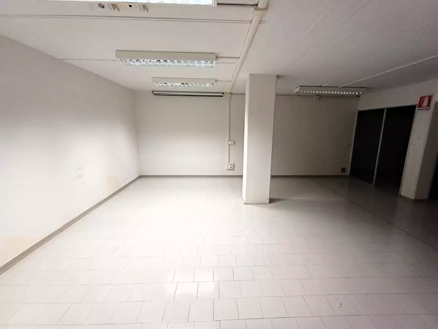 Immagine 5 di Locale commerciale in vendita  a Empoli