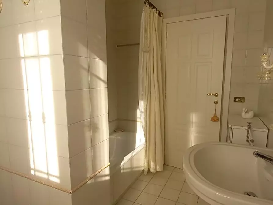 Immagine 25 di Appartamento in vendita  a Camaiore