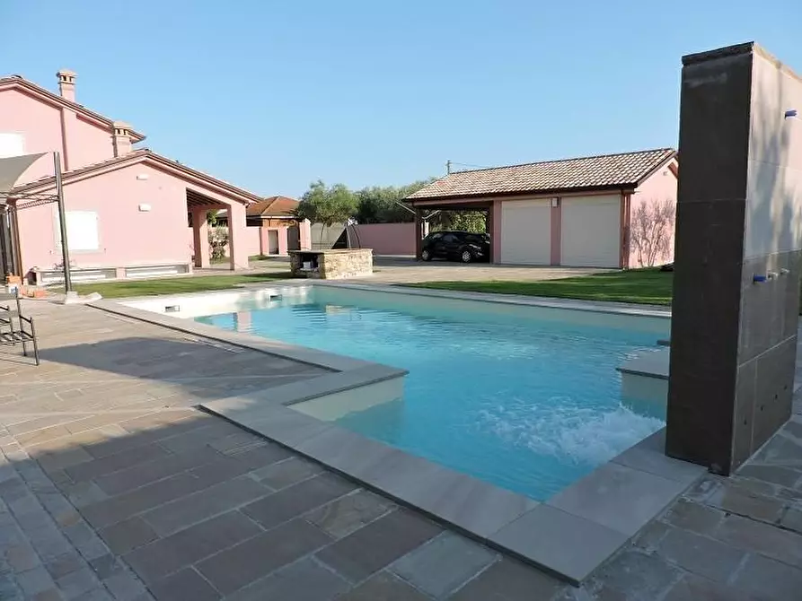 Immagine 3 di Villa in vendita  a Castelnuovo Magra