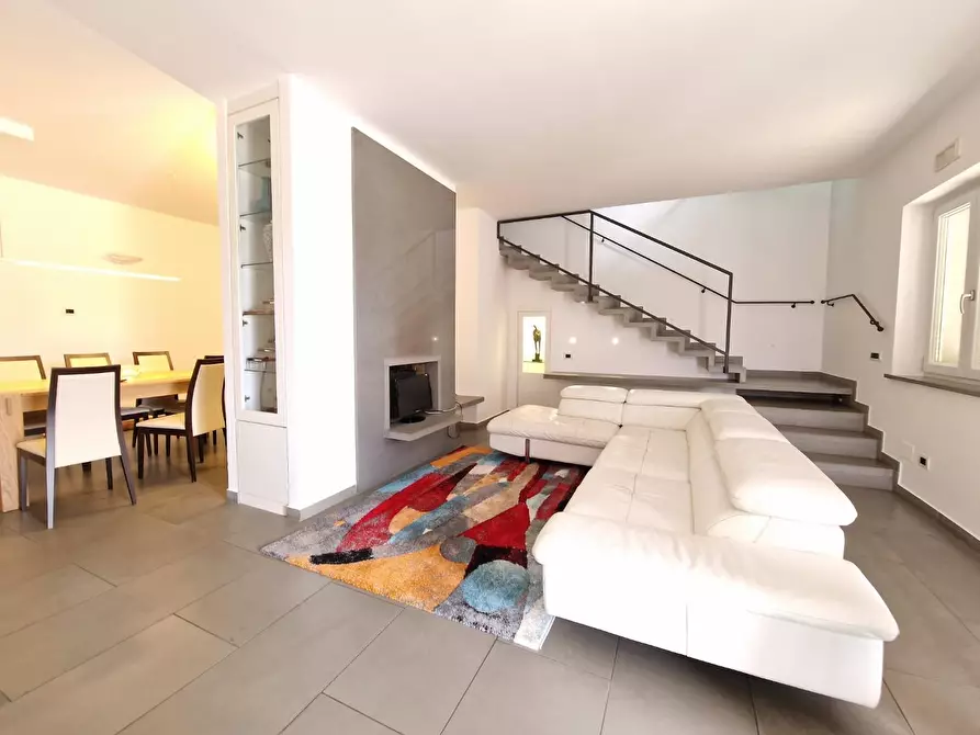 Immagine 11 di Villa in vendita  a Castelnuovo Magra