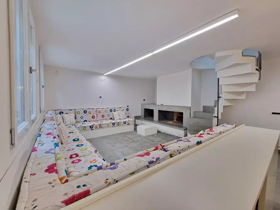 Immagine 16 di Villa in vendita  a Castelnuovo Magra