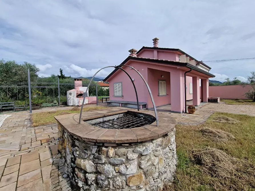 Immagine 4 di Villa in vendita  a Castelnuovo Magra