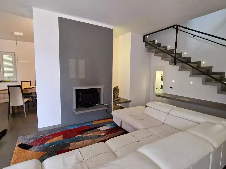 Immagine 9 di Villa in vendita  a Castelnuovo Magra