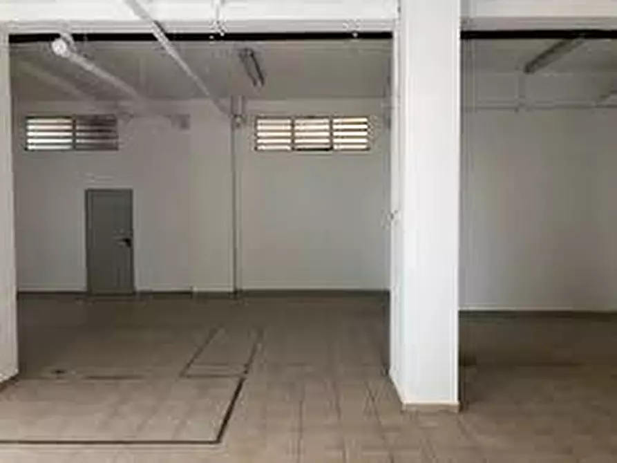 Immagine 5 di Garage in vendita  a Giardini-Naxos