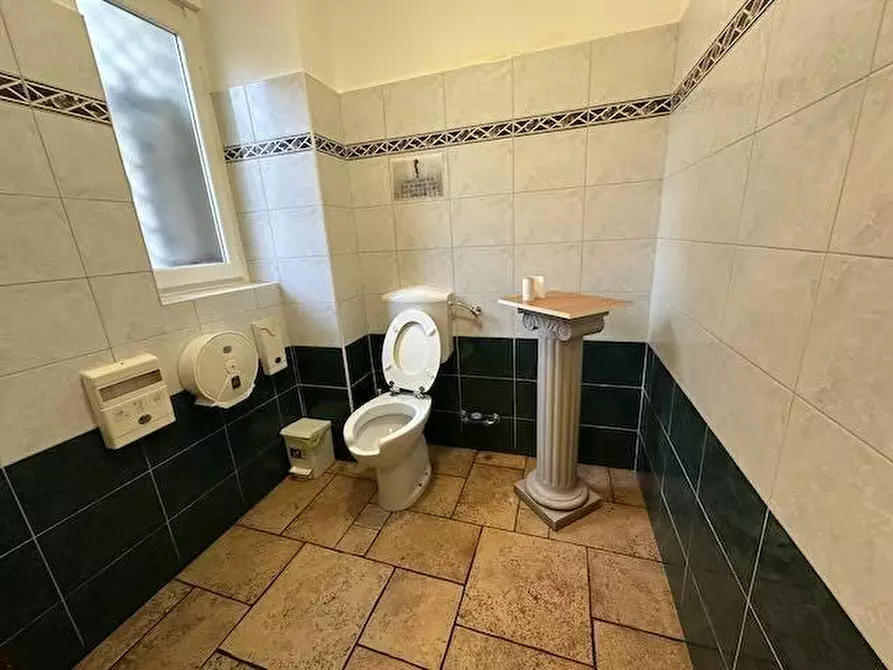 Immagine 6 di Negozio in vendita  a Torino