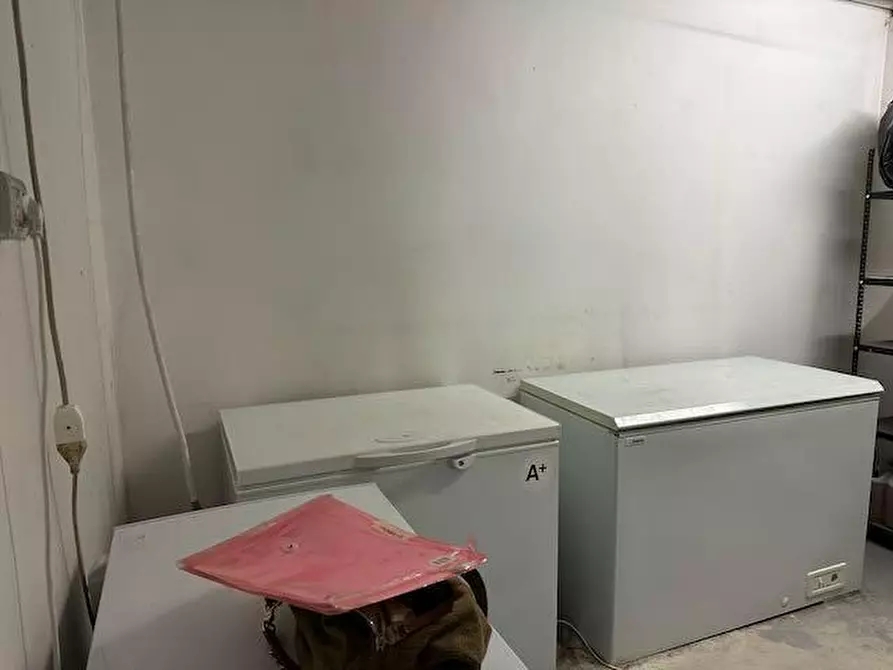 Immagine 10 di Negozio in vendita  a Torino