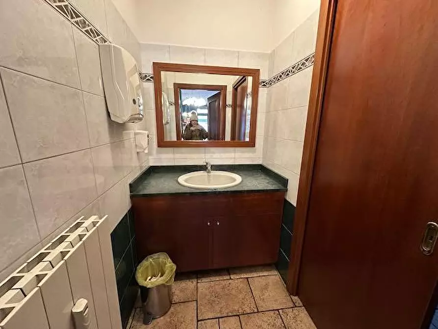 Immagine 5 di Negozio in vendita  a Torino