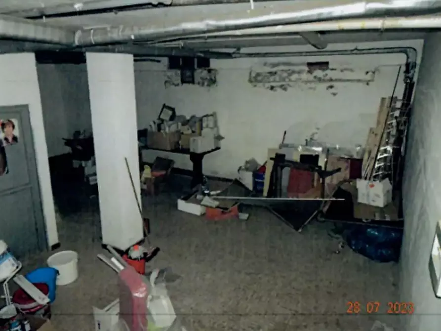 Immagine 10 di Negozio in vendita  a Moncalieri