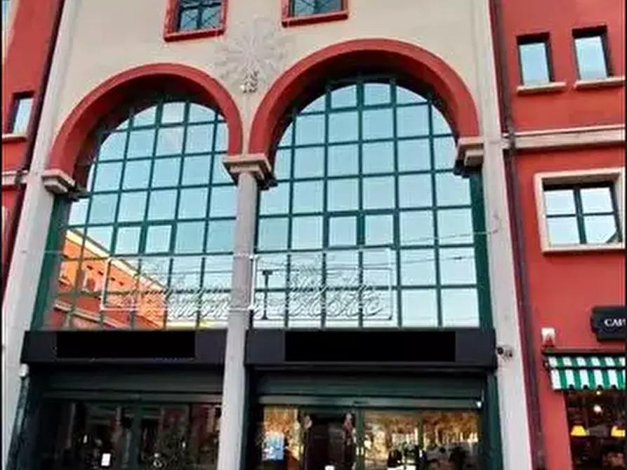 Immagine 1 di Negozio in vendita  a Chieri