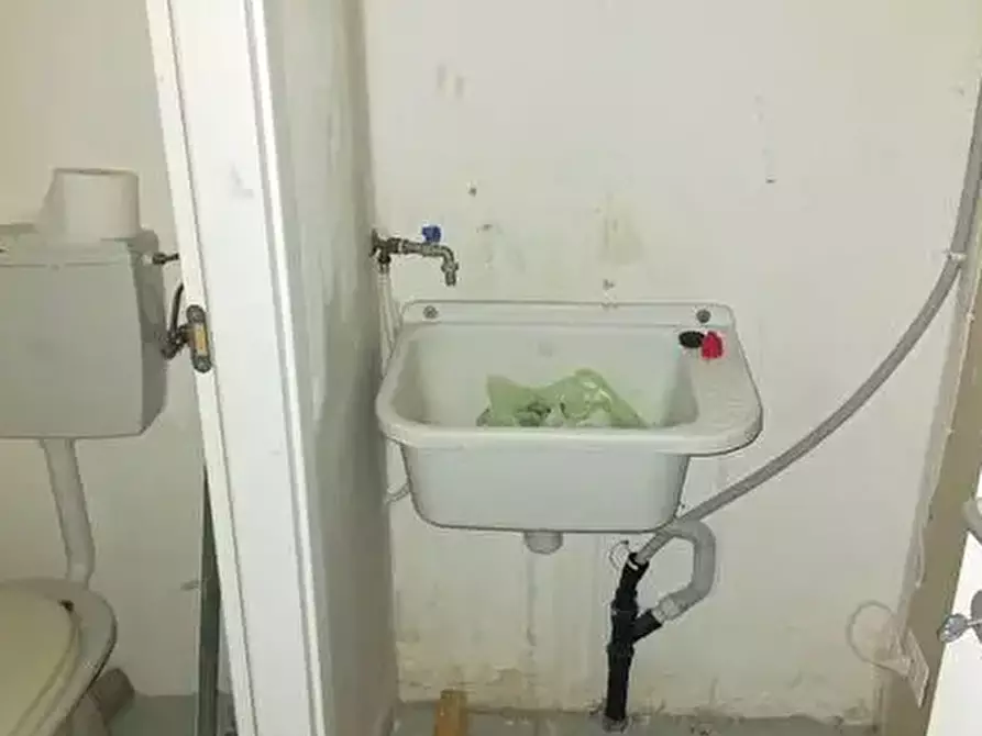 Immagine 5 di Negozio in vendita  a Chieri