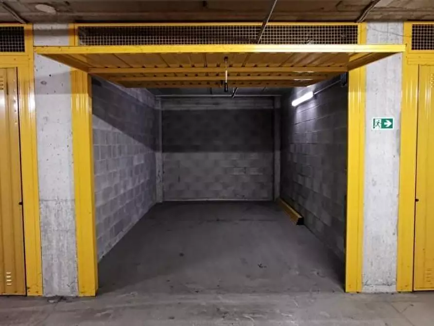 Immagine 1 di Garage in vendita  a Milano