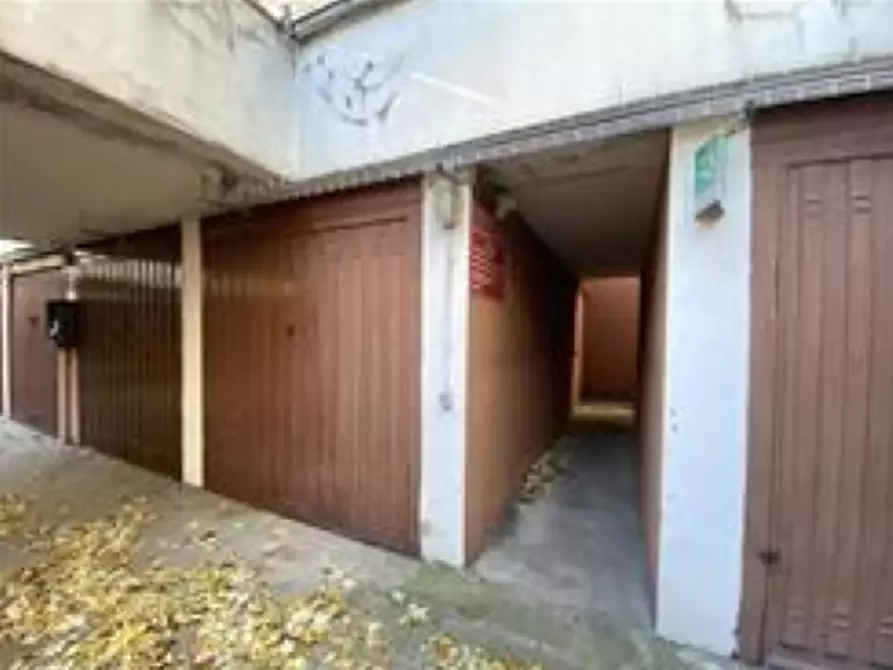 Immagine 2 di Garage in vendita  a Cologno Monzese