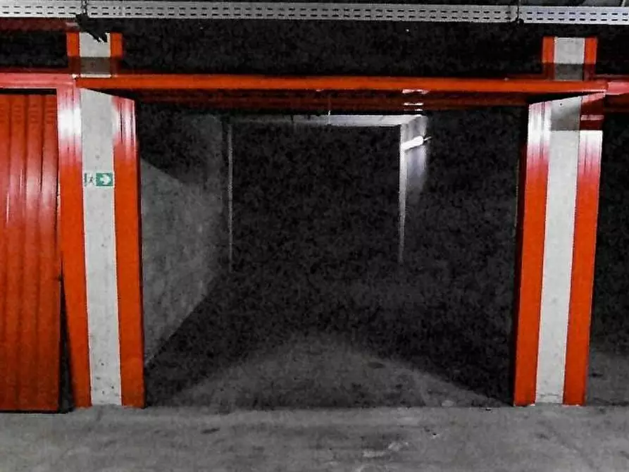 Immagine 1 di Garage in vendita  a Milano