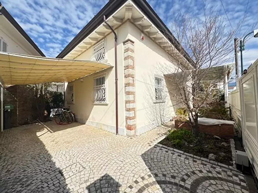 Immagine 1 di Villa in affitto  a Forte Dei Marmi