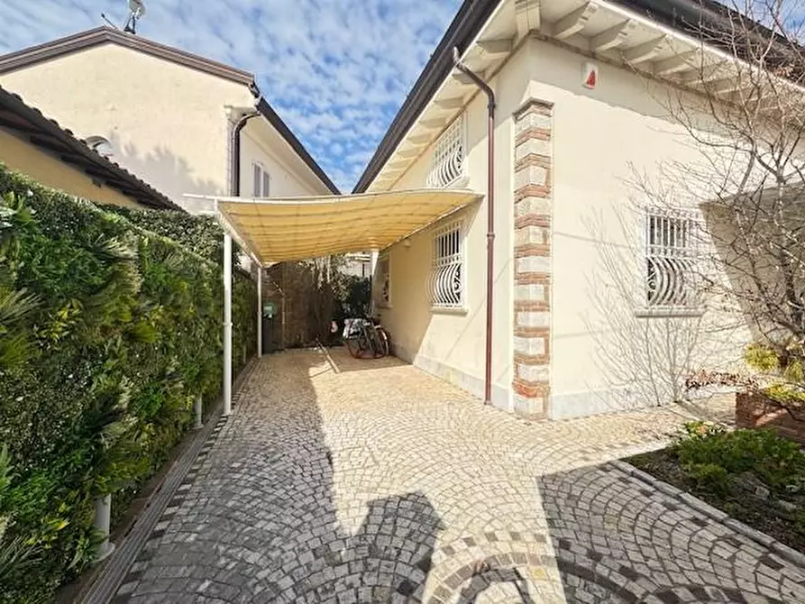 Immagine 2 di Villa in affitto  a Forte Dei Marmi