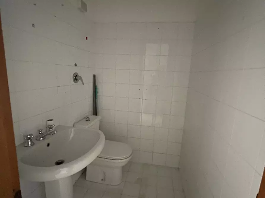 Immagine 2 di Locale commerciale in vendita  a Carrara