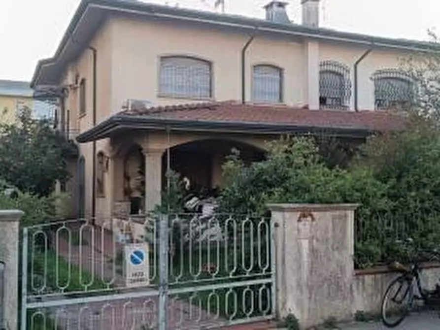 Immagine 7 di Casa bifamiliare in vendita  a Viareggio