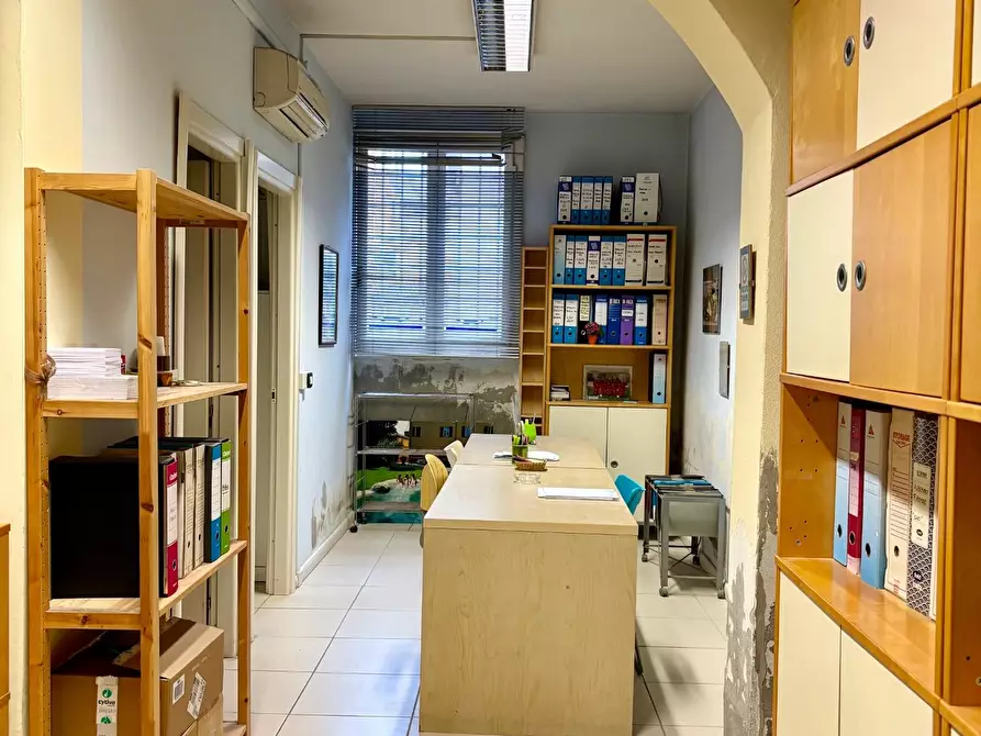 Immagine 2 di Locale commerciale in vendita  a Empoli