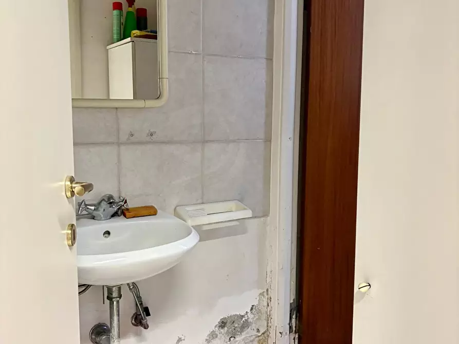 Immagine 7 di Locale commerciale in vendita  a Empoli