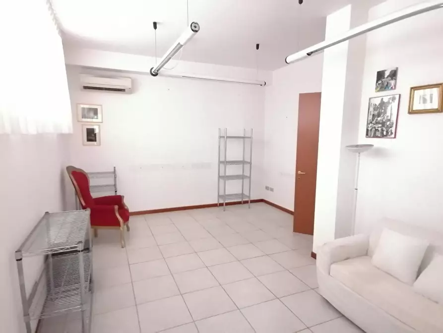 Immagine 2 di Ufficio in vendita  a Carrara