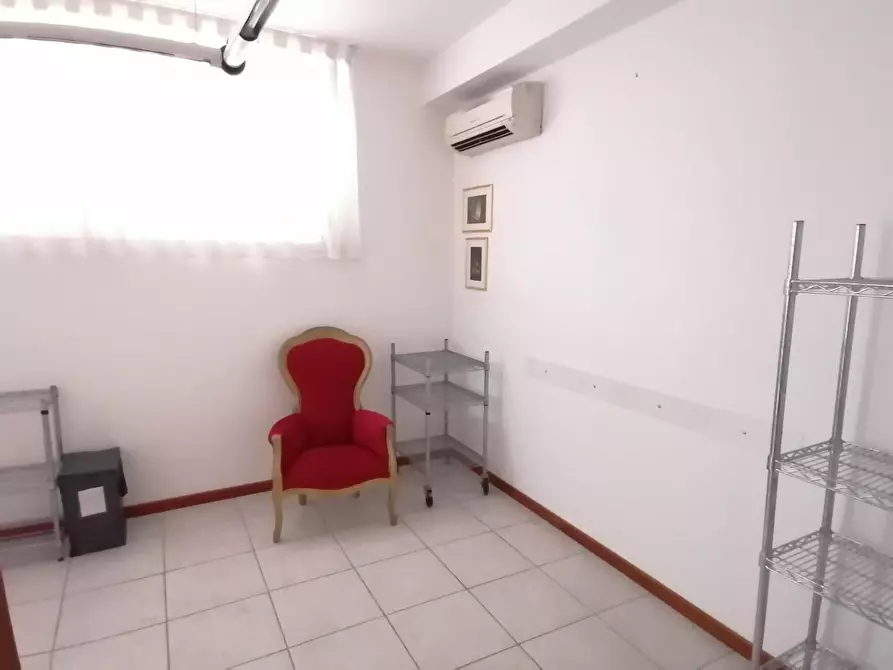 Immagine 4 di Ufficio in vendita  a Carrara