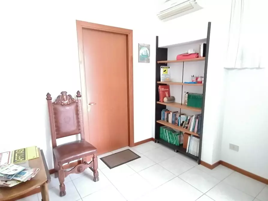 Immagine 1 di Ufficio in vendita  a Carrara