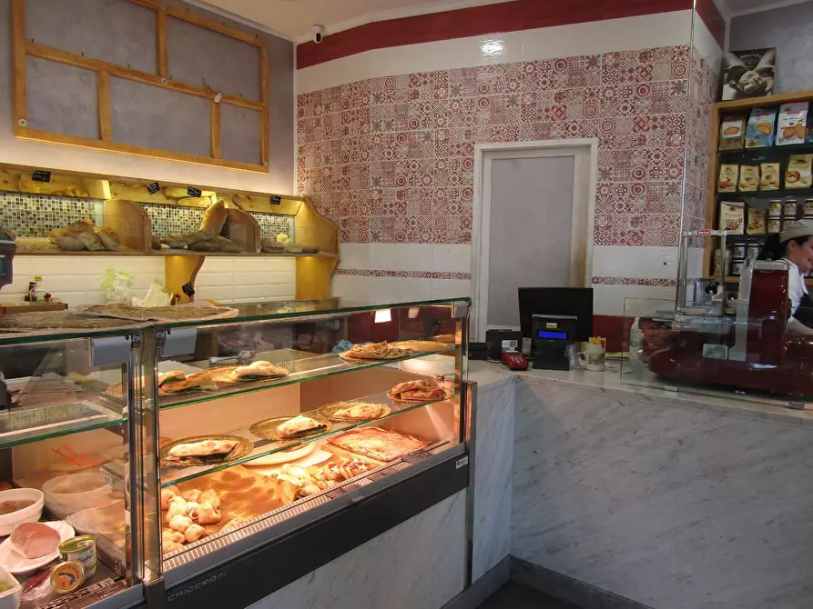 Immagine 3 di Attività commerciale in vendita  a Carrara