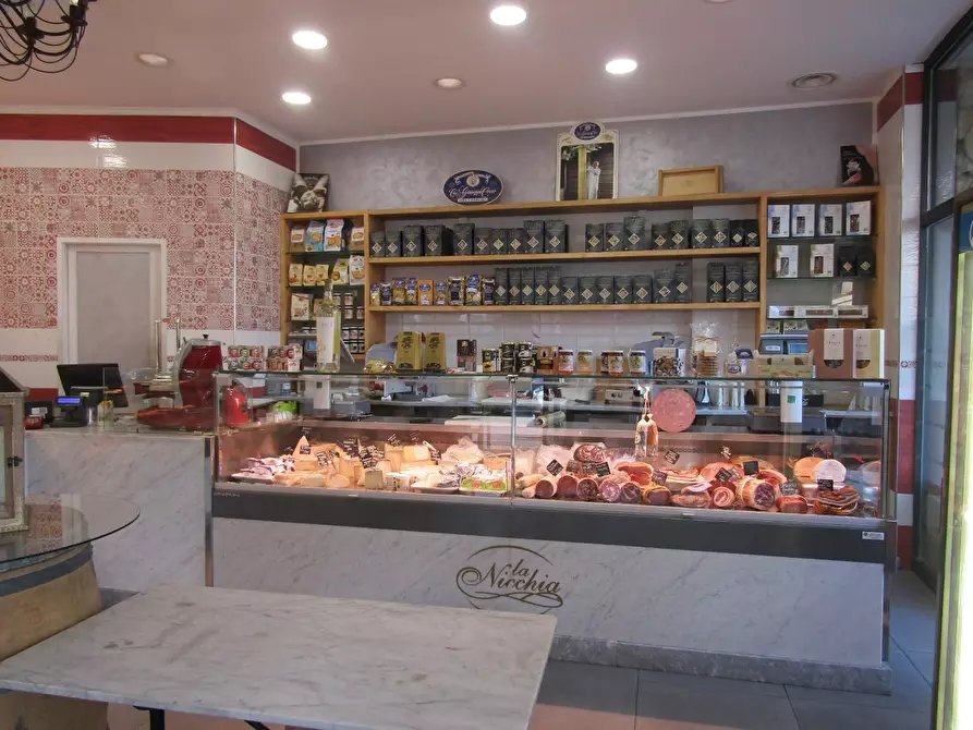 Immagine 5 di Attività commerciale in vendita  a Carrara