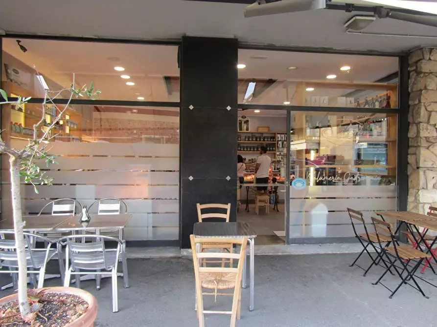 Immagine 1 di Attività commerciale in vendita  a Carrara