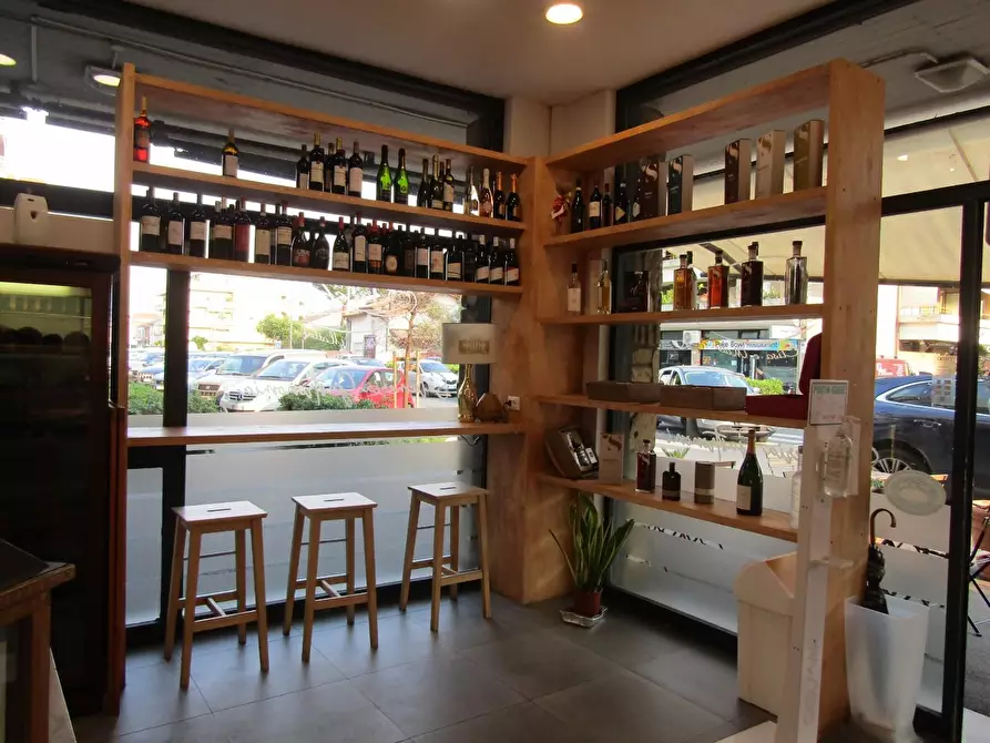 Immagine 4 di Attività commerciale in vendita  a Carrara